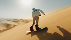 【运动第一视角】DUNES，在沙漠里肆意滑雪滑！过去的十多年里，我始终享受着滑行带给我的快感。在无人大雪山里滑出只属于自己的轨迹；在无尽大海中享受着指尖轻抚海面的浪感；在落日夕阳中听着歌一路滑行。